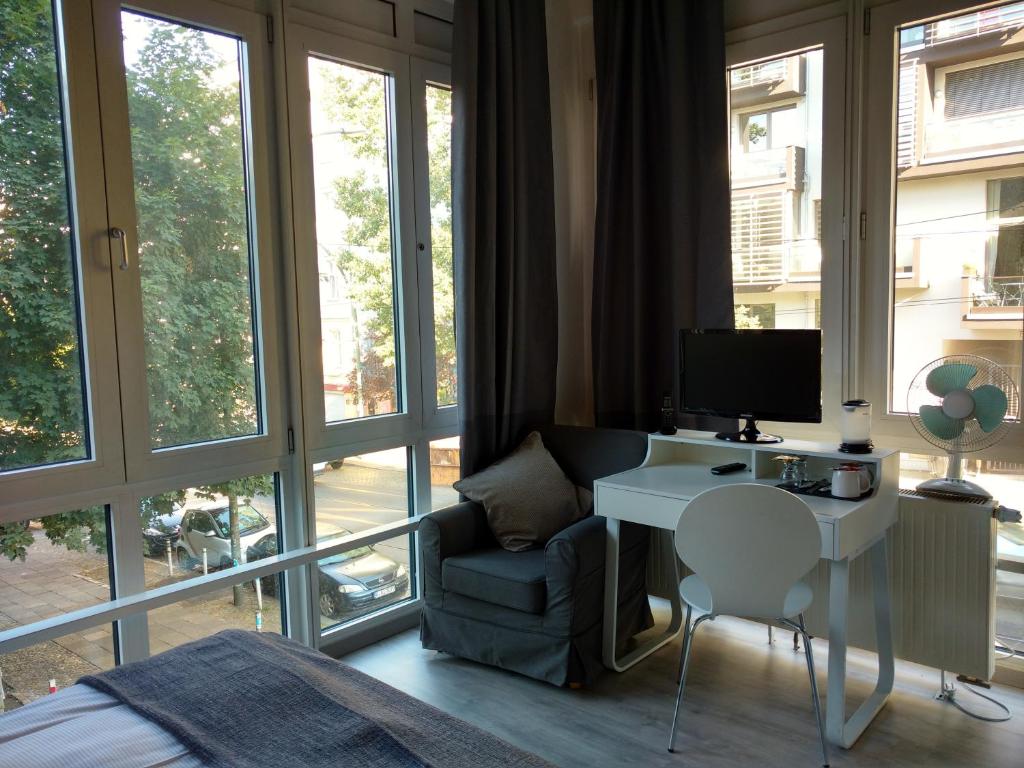 Zimmer mit gro&szlig;en Fenstern